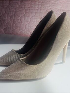Jennifer Lopez Shimmery Champagne Pointed-Toe Stiletto Pumps